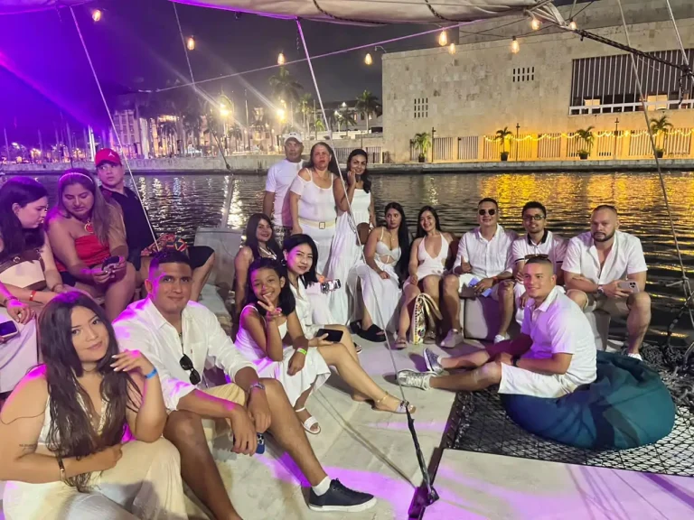 Grupo de viajeros Adventours en un paseo nocturno en barco