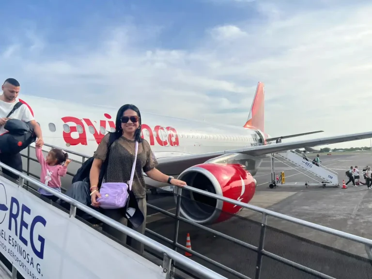 Viajera abordando un avión con Adventours Travel's