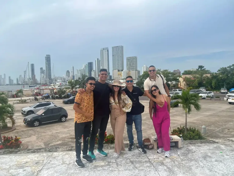 Grupo de viajeros Adventours frente a los edificios de Bocagrande en Cartagena