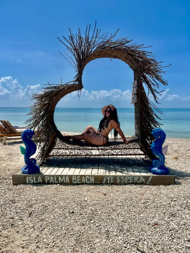 Viajera disfrutando la playa en Isla Palma con Adventours Travel's