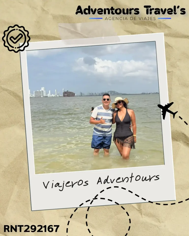 Pareja de viajeros Adventours disfrutando la playa