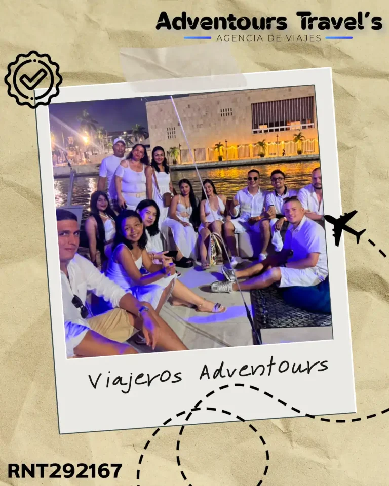 Grupo de viajeros Adventours celebrando en un paseo nocturno