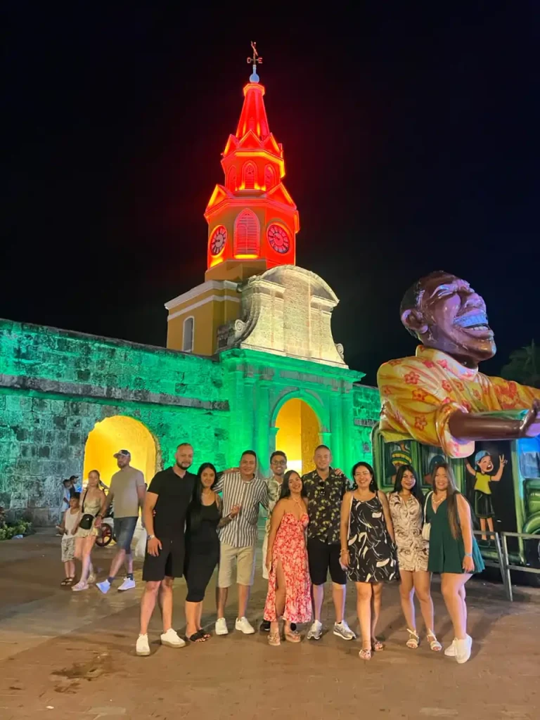 Grupo de viajeros Adventours frente a la Torre del Reloj de Cartagena de noche