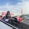 Viajera abordando un avión con Adventours Travel's