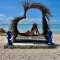 Viajera disfrutando la playa en Isla Palma con Adventours Travel's