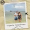 Pareja de viajeros Adventours disfrutando la playa